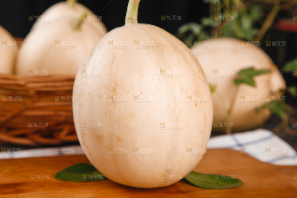 木板上放着陕西阎良甜瓜