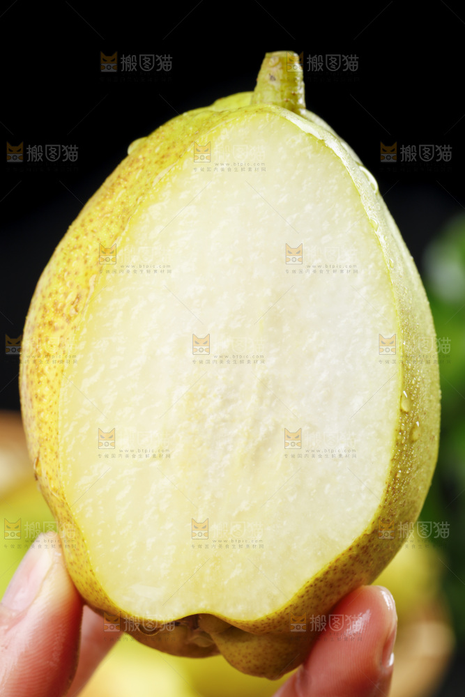手拿新鲜切开的小香梨