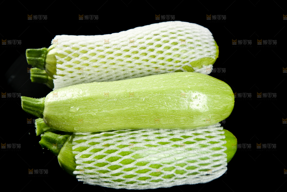 黑底上摆放着西葫芦