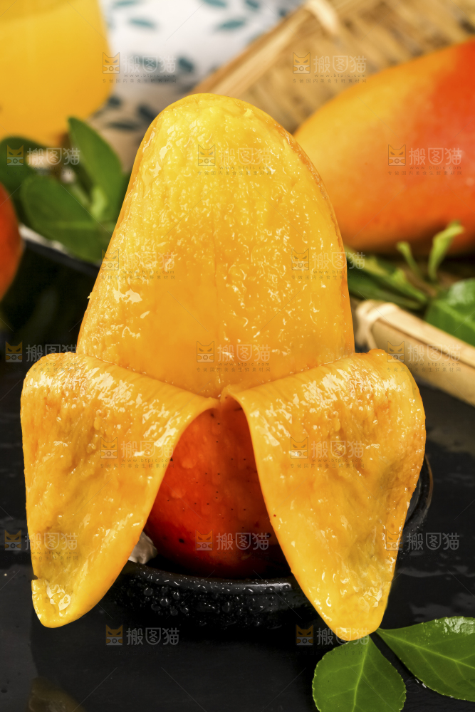 黑石板上放着新鲜的彩芒