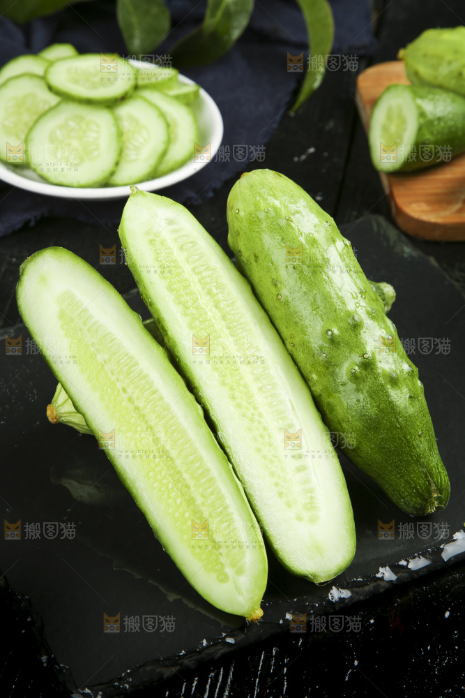 黑底上放着切开的小黄瓜