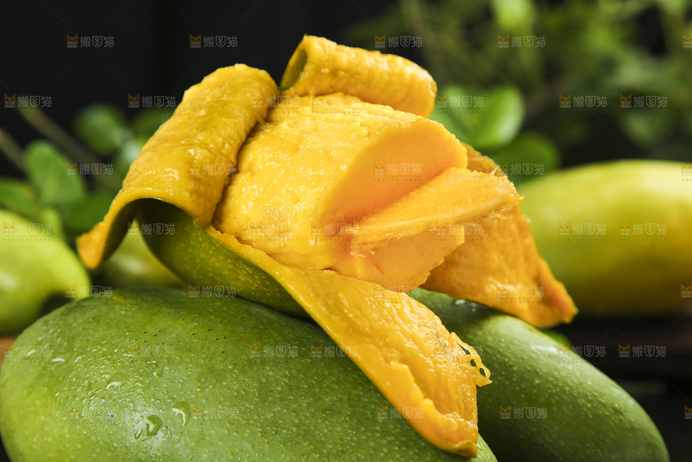石板上放着剥皮的越南进口大青芒