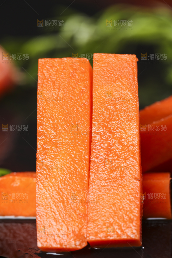黑底上摆放着切开的胡萝卜