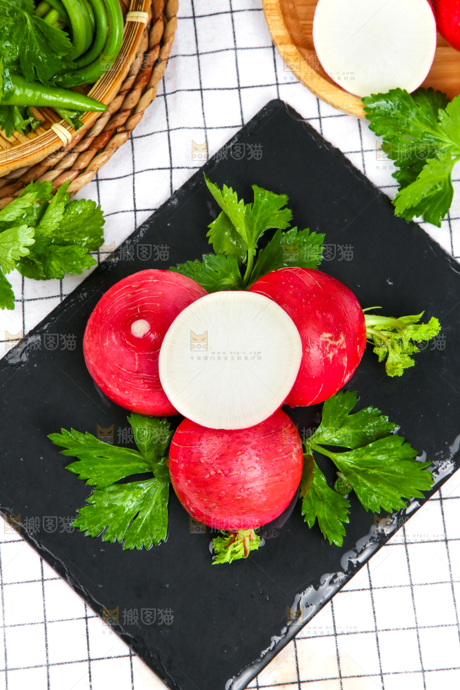 格子底上堆放着小萝卜