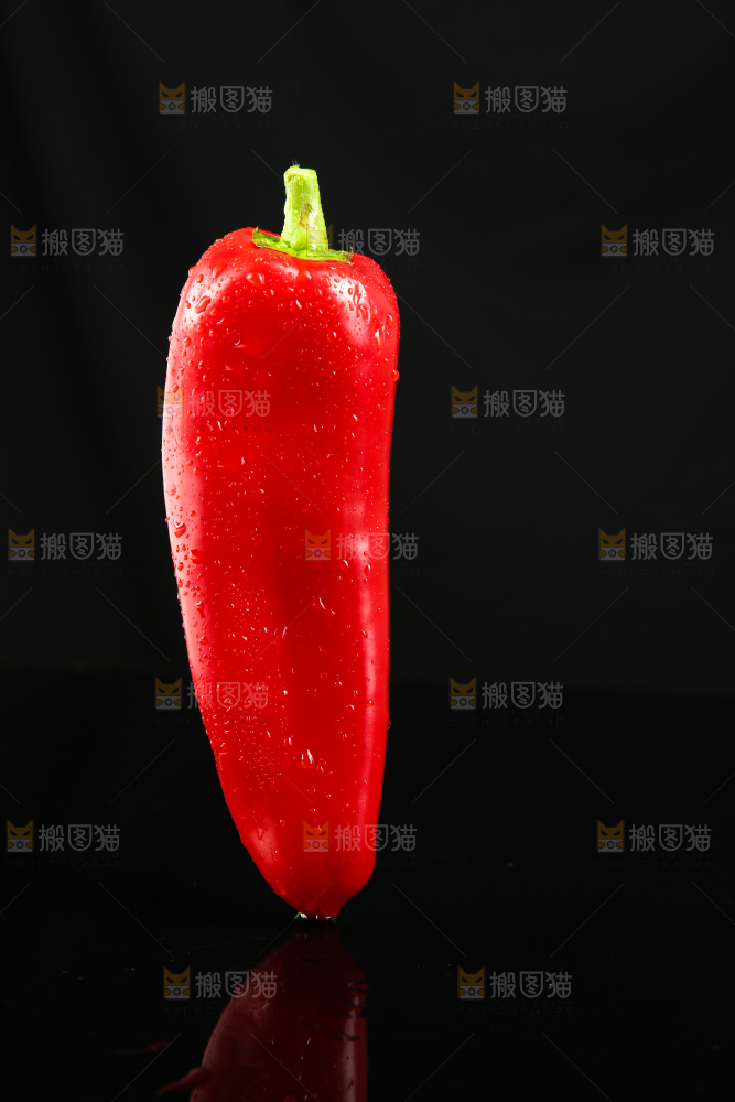 黑底上放着红菜椒