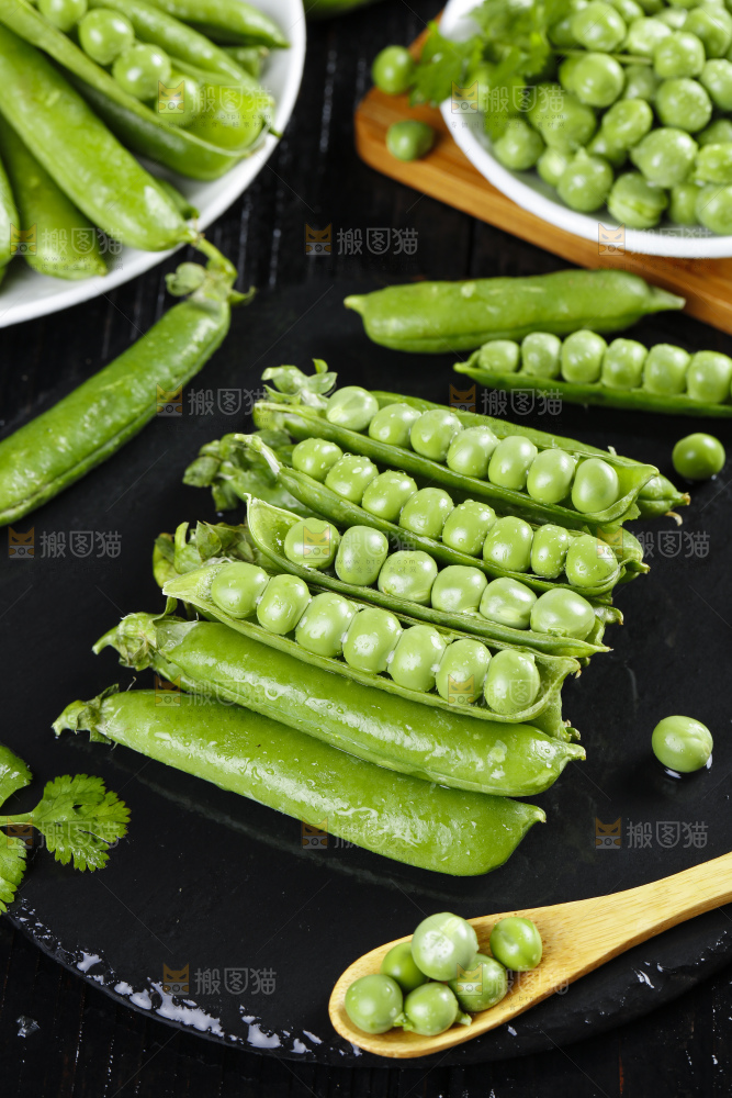 黑底上摆放着豌豆荚