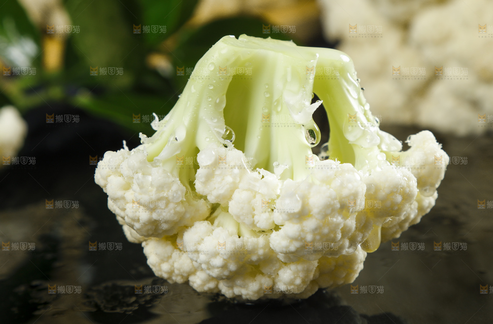 石板上放着切开的新鲜花菜