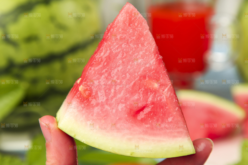 手拿切开的红肉西瓜