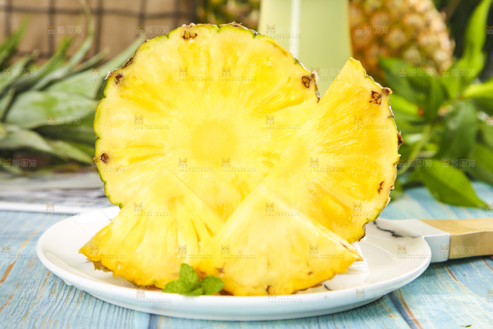 盘子里的凤梨果肉