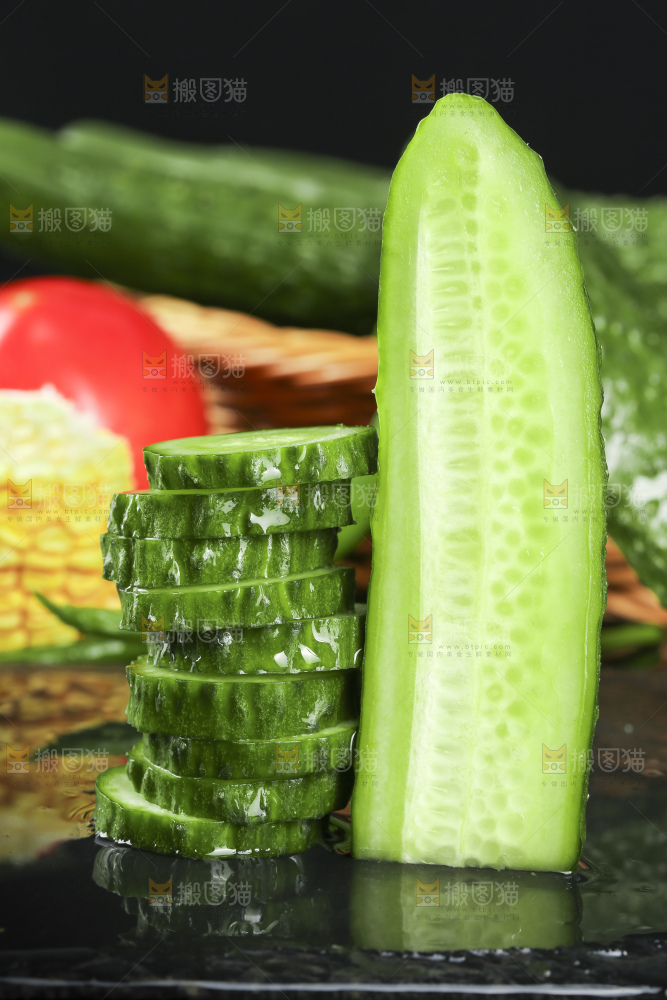 黑底上放着新鲜青瓜