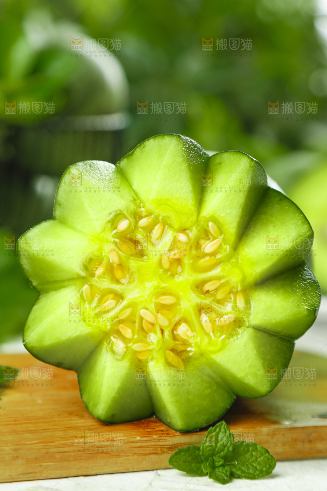木板上放着绿宝石甜瓜