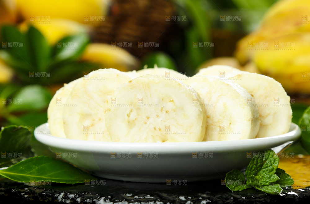 黑底上放着一盘苹果蕉果肉