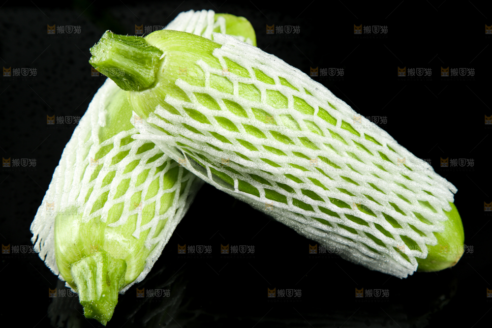 黑底上摆放着西葫芦