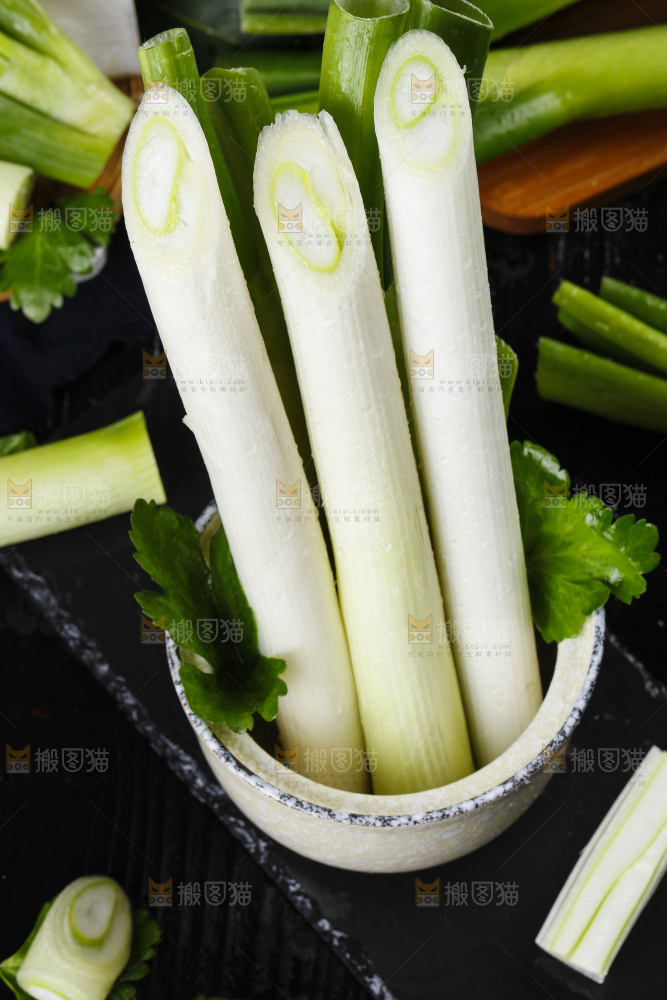 黑底上的新鲜大葱