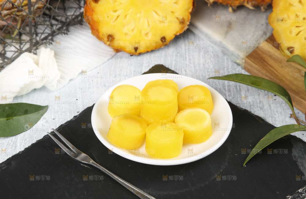 黑石板上放着一盘徐闻菠萝果肉