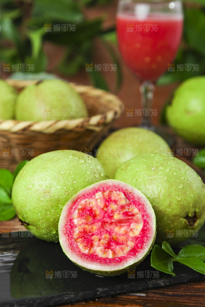 深底上摆放着广西红心芭乐