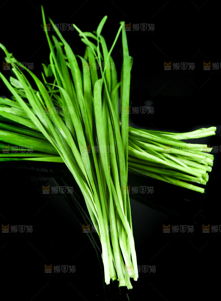 黑底上堆放着韭菜