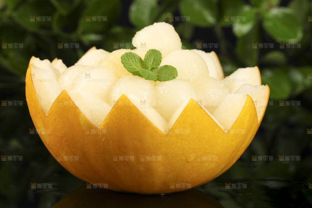 黑底上放着陕西黄河蜜瓜
