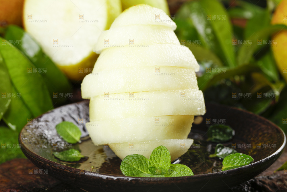 深底上放着一盘红酥梨果肉