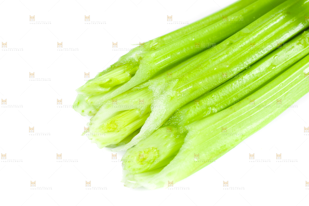 白底上放着新鲜芹菜