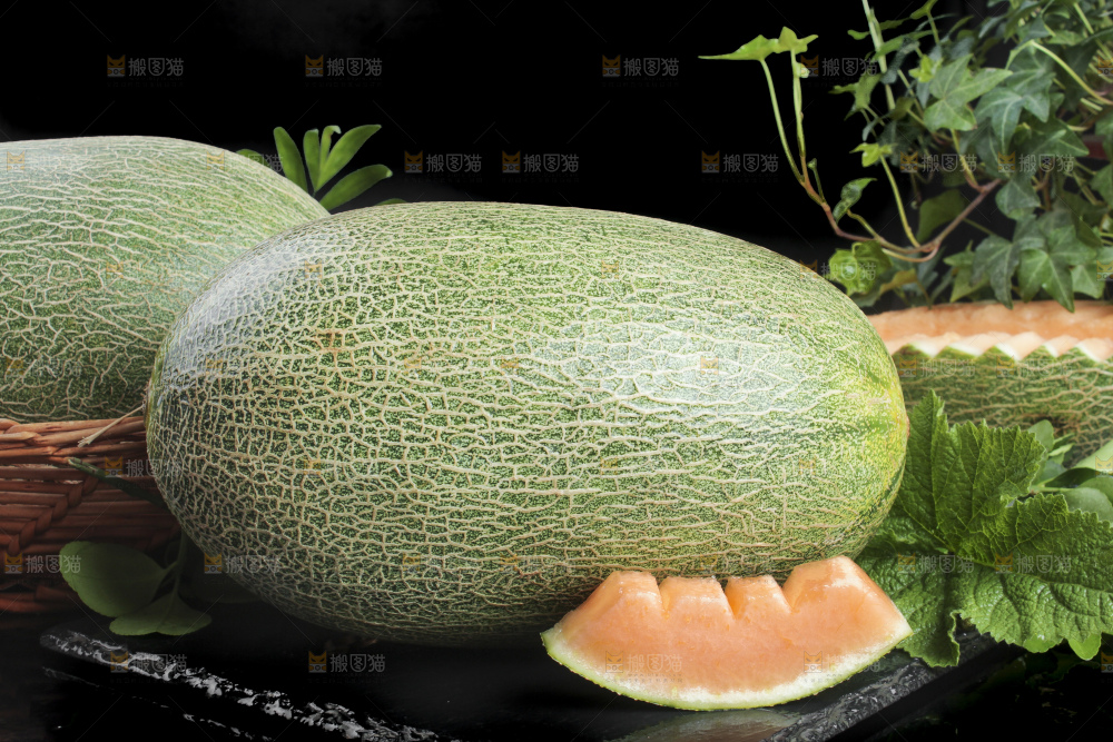 黑底上放着新鲜哈密瓜