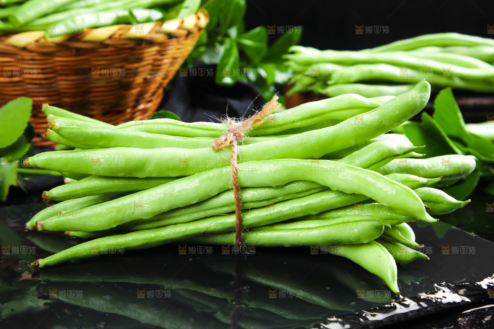 黑底上放着云南新鲜四季豆