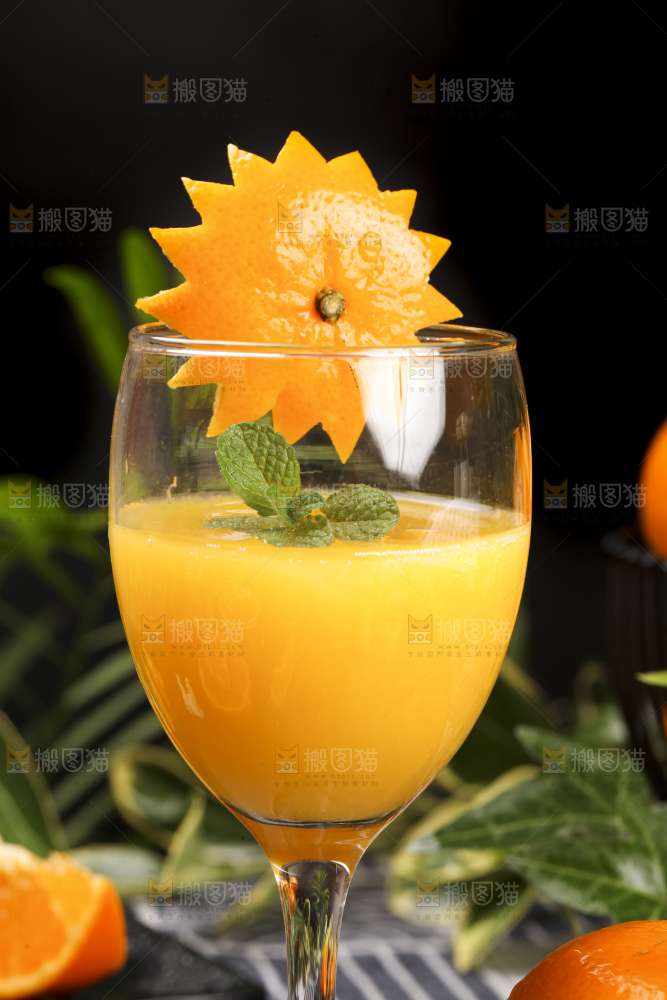 黑底上放着一杯沃柑果汁