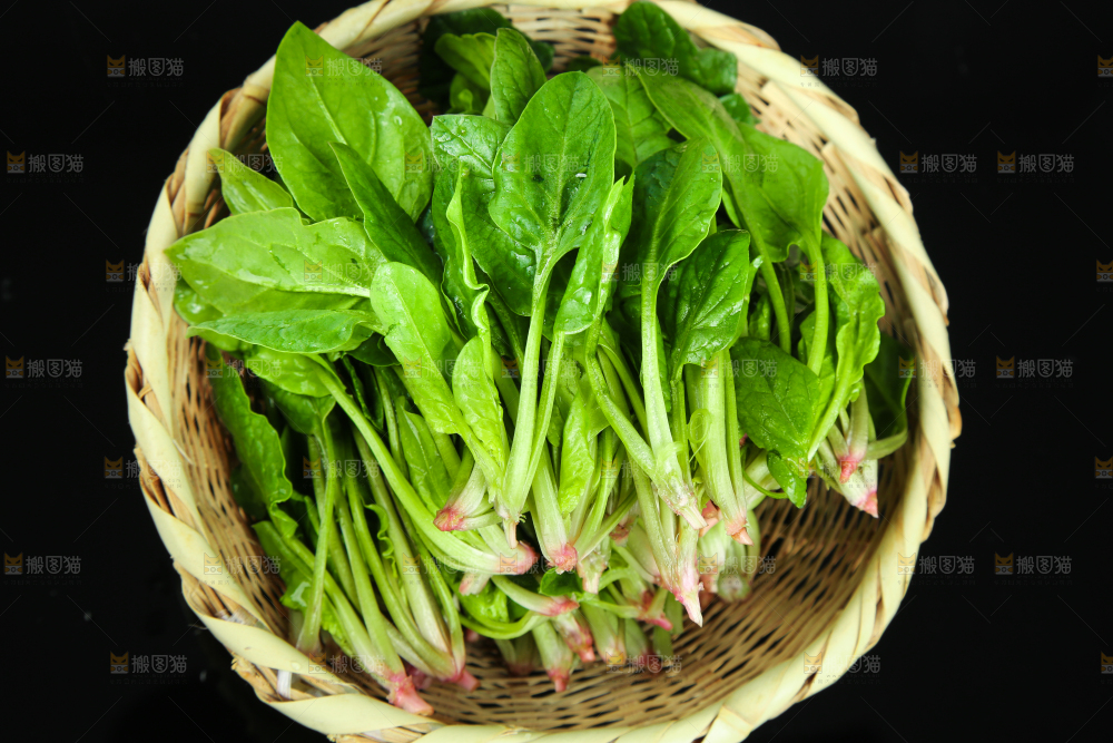 黑底上放着菠菜