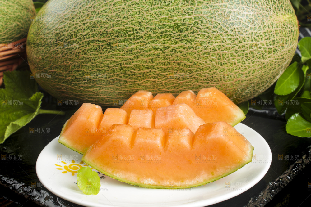 黑底上放着切开的西州蜜25号