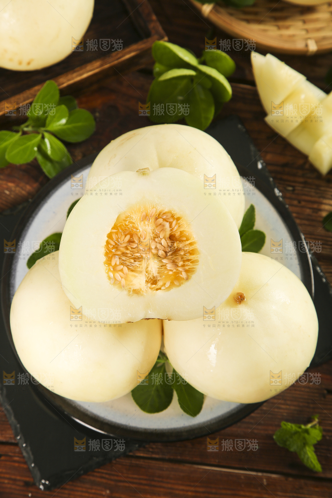 盘子里放着切开的陕西阎良甜瓜