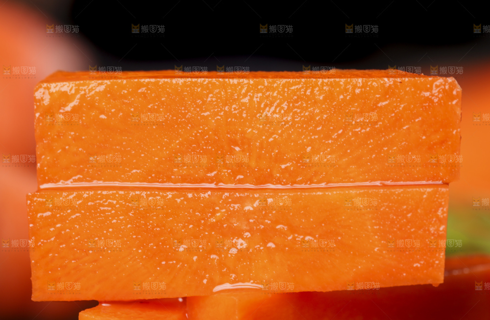 黑底上摆放着切开的胡萝卜