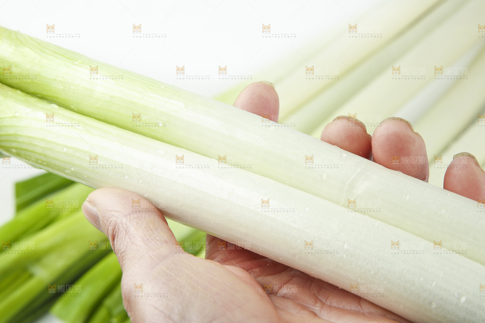 手里拿着山东大葱