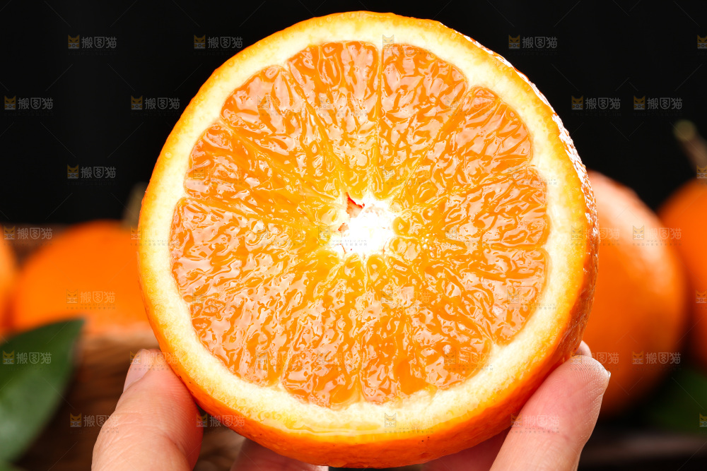 黑石板上摆放着青见柑橘