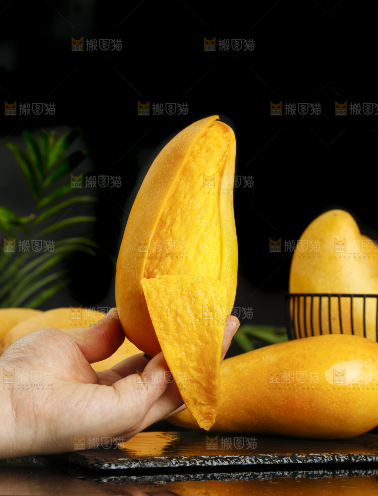 手拿剥皮的金煌芒