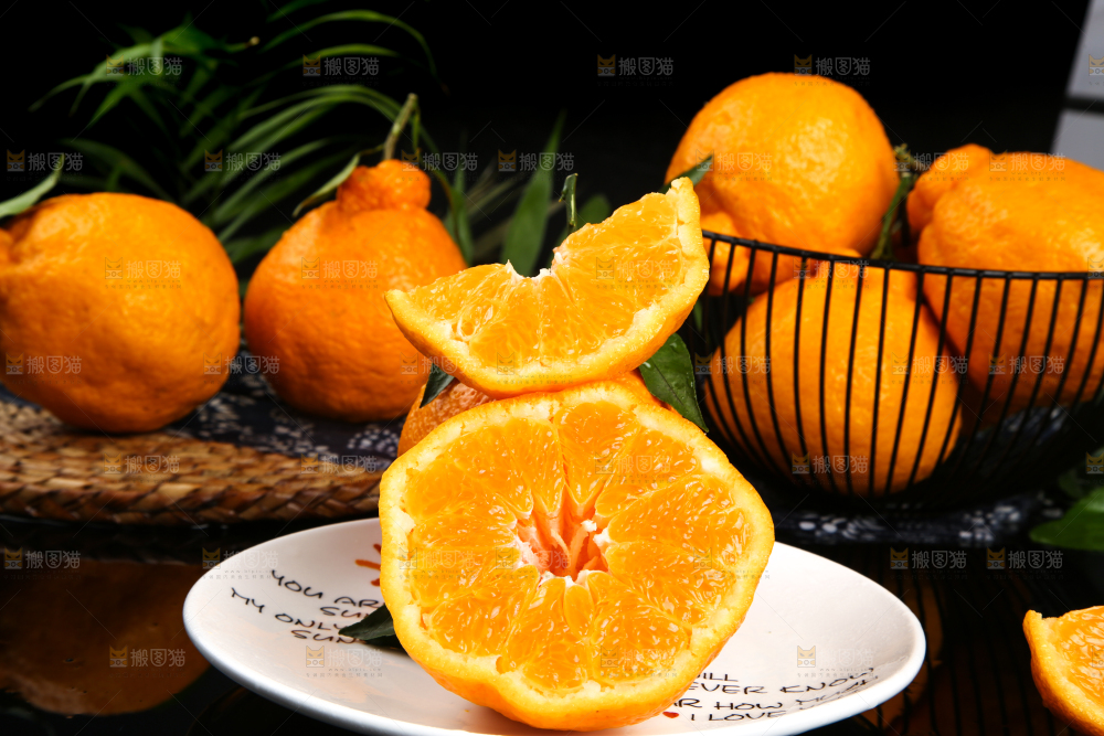 黑底上放着一盘不知火丑橘