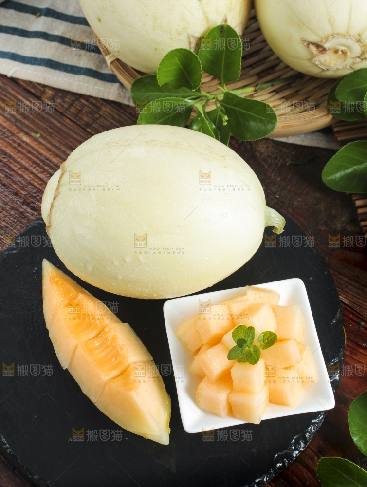 深底上放着一盘东方蜜瓜果肉