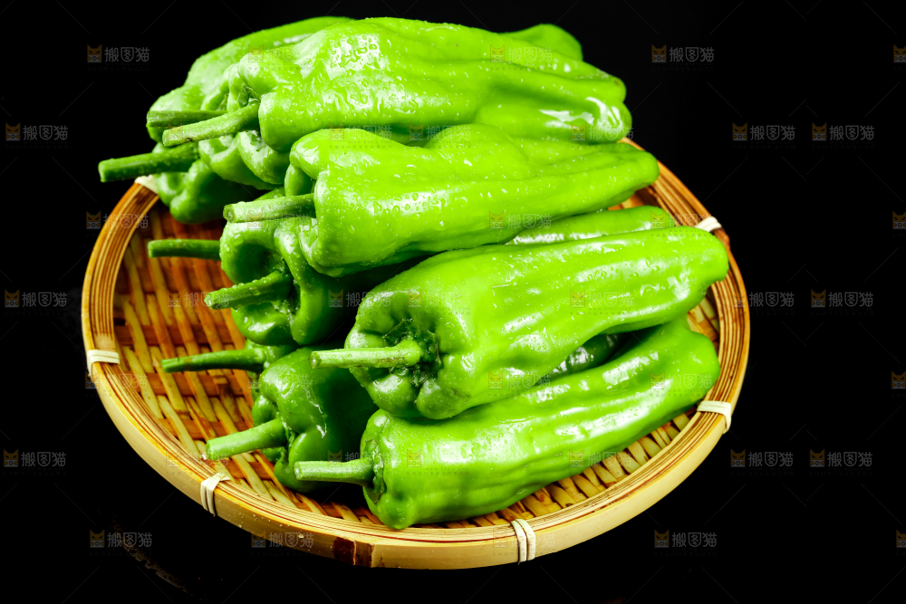 黑底上放着一篮辣椒