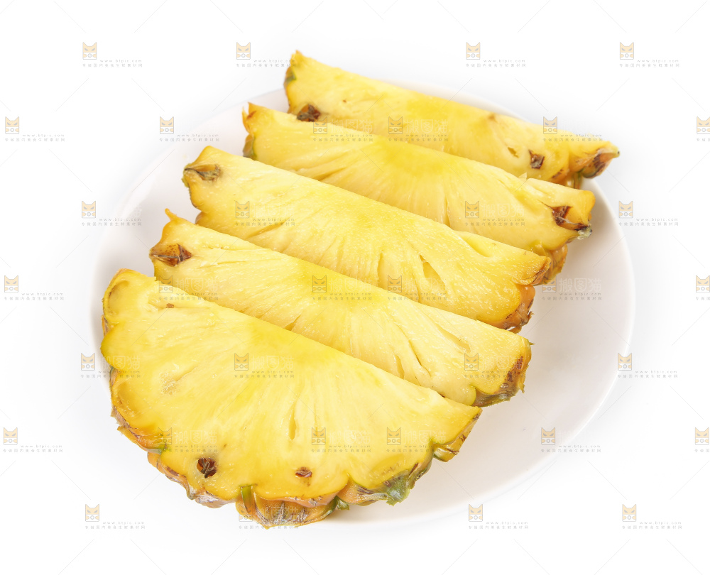 一盘新鲜菠萝放在白底上