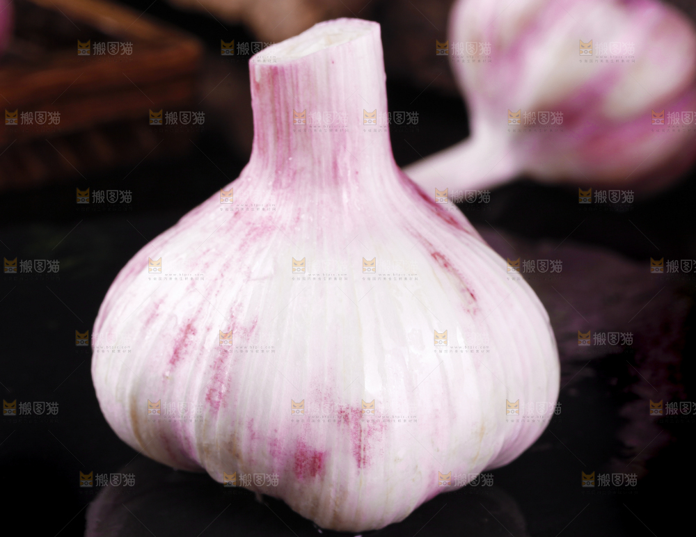 黑石板上放着河南紫皮大蒜