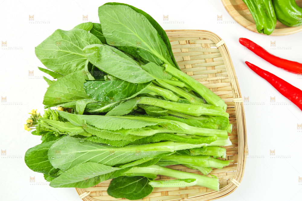 篮子里放着青菜薹