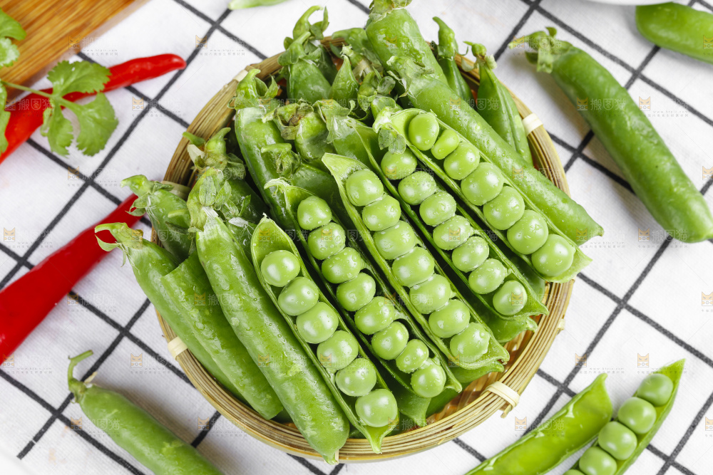 格子底上的青豌豆