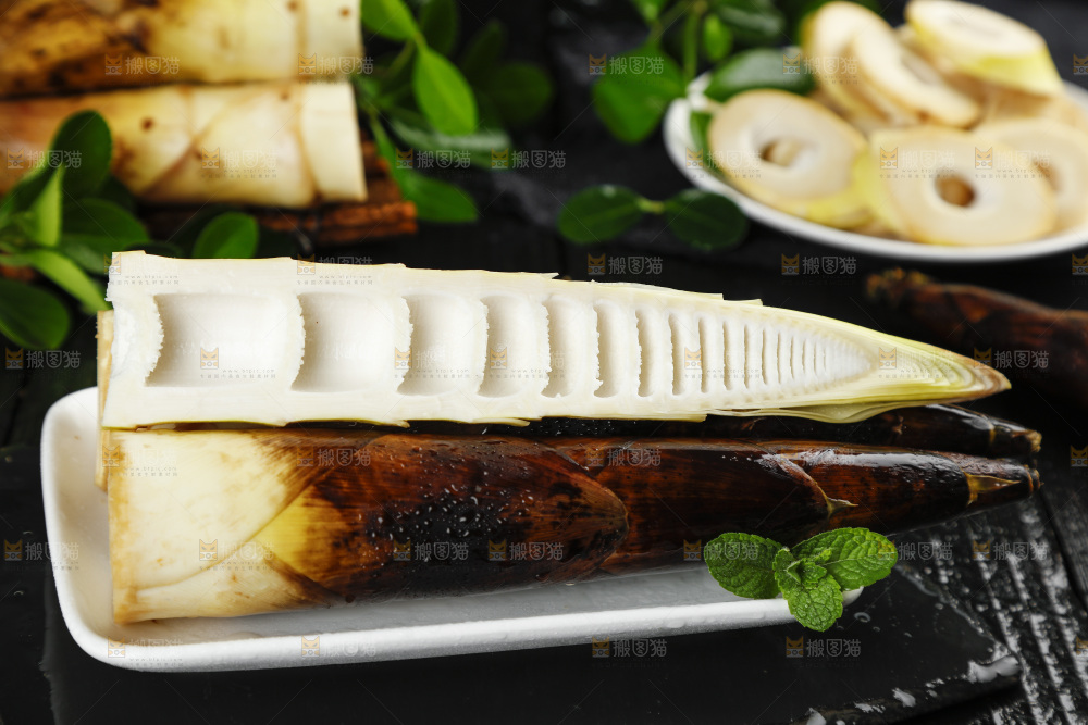 石板上放着一盘天目山春笋