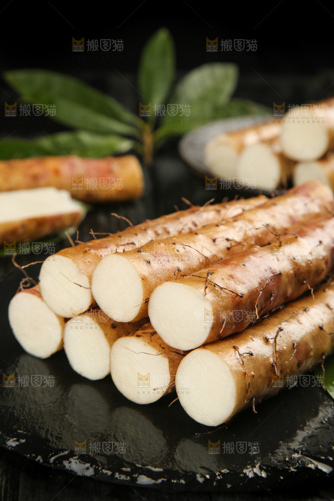 黑底上摆放着白山药