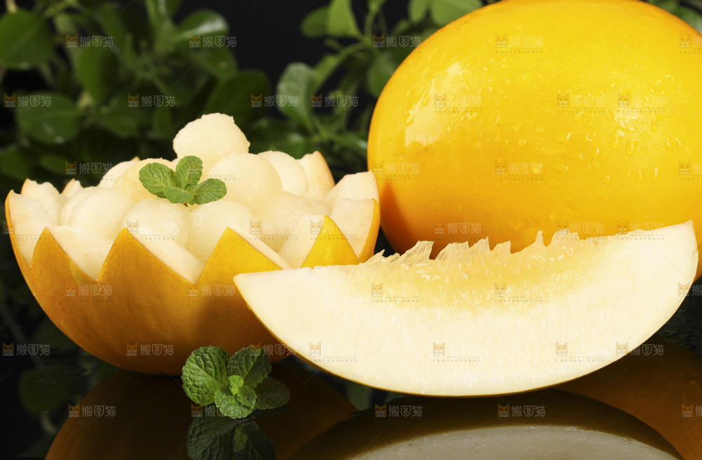 黑底上放着陕西黄河蜜瓜