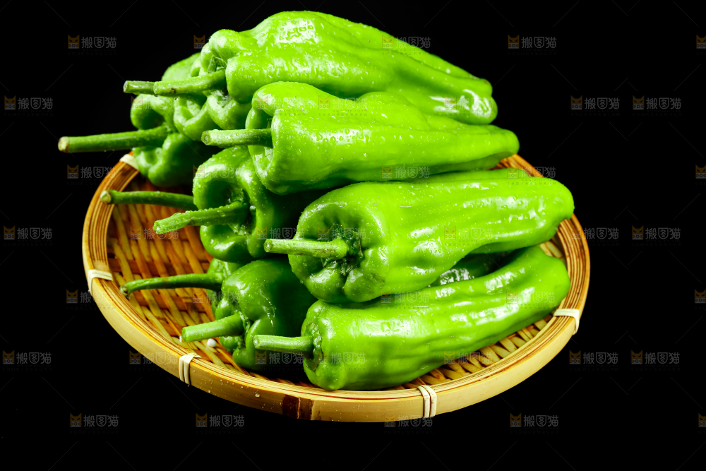 黑底上放着一篮辣椒