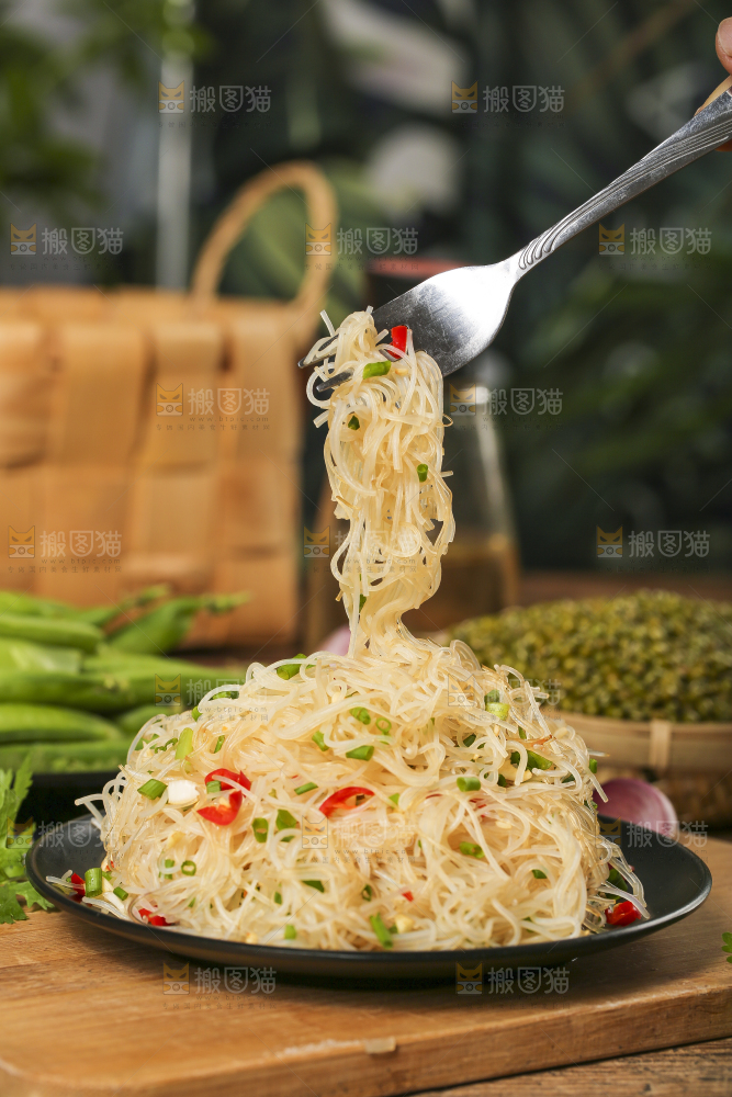 叉子插着盘子里的凉拌粉丝