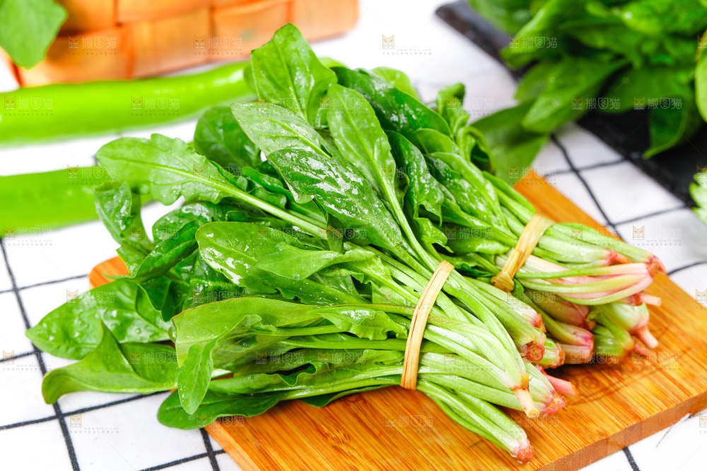 格子底上放着一堆绿色菠菜