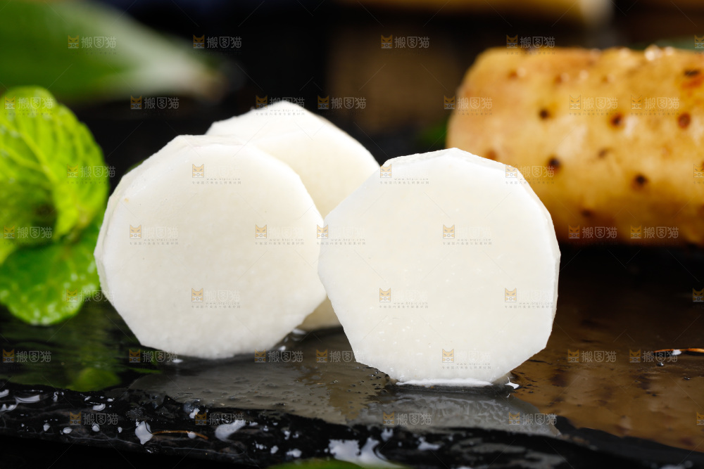 黑石板上摆放着淮山药