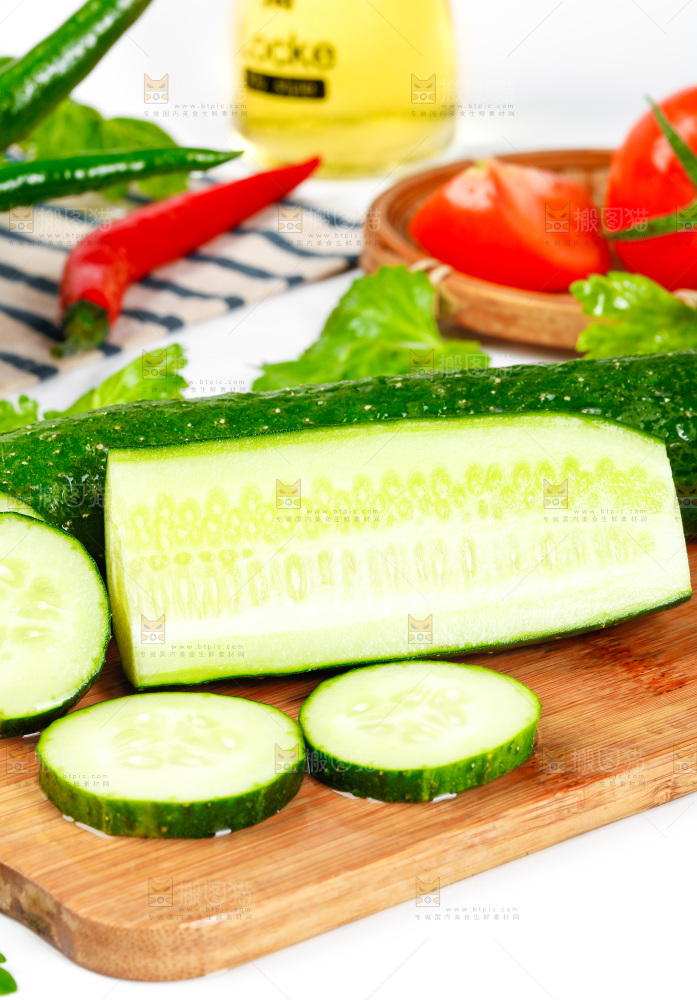 木底上摆放着切开的黄瓜