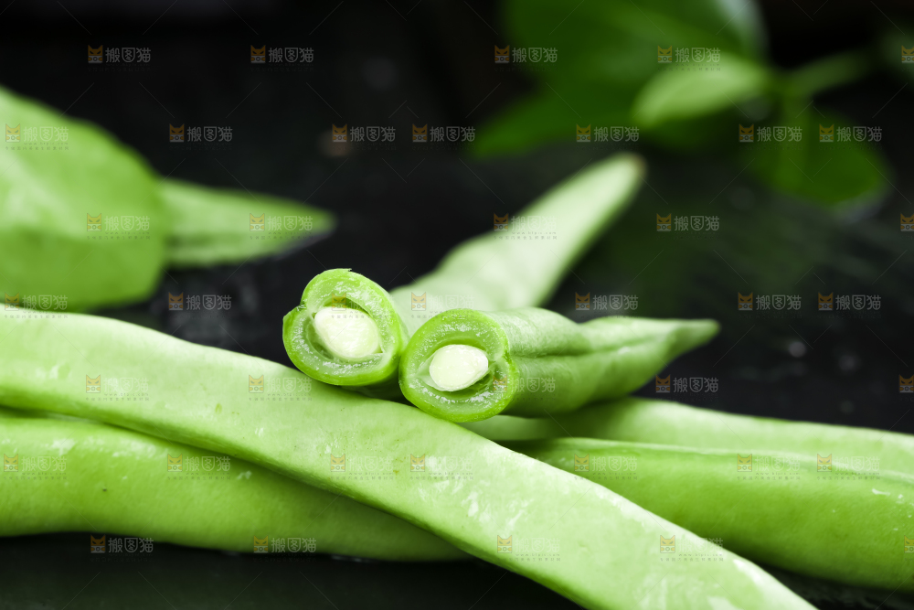 深底上切开的广西新鲜四季豆